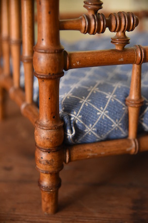 バンブーの装飾が美しいミニサイズの木製ベッド